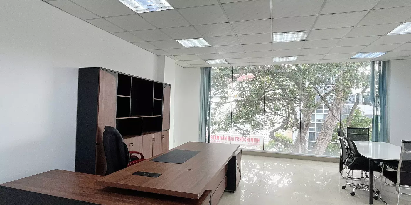 Cho thuê văn phòng sàn 110m2 view kính tặng nội thất như hình siêu hot trung tâm Quận 3