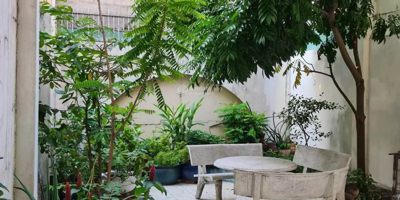 Với không gian rộng rãi, ánh sáng tự nhiên tràn ngập và thiết kế hiện đại, ngôi nhà này là sự lựa