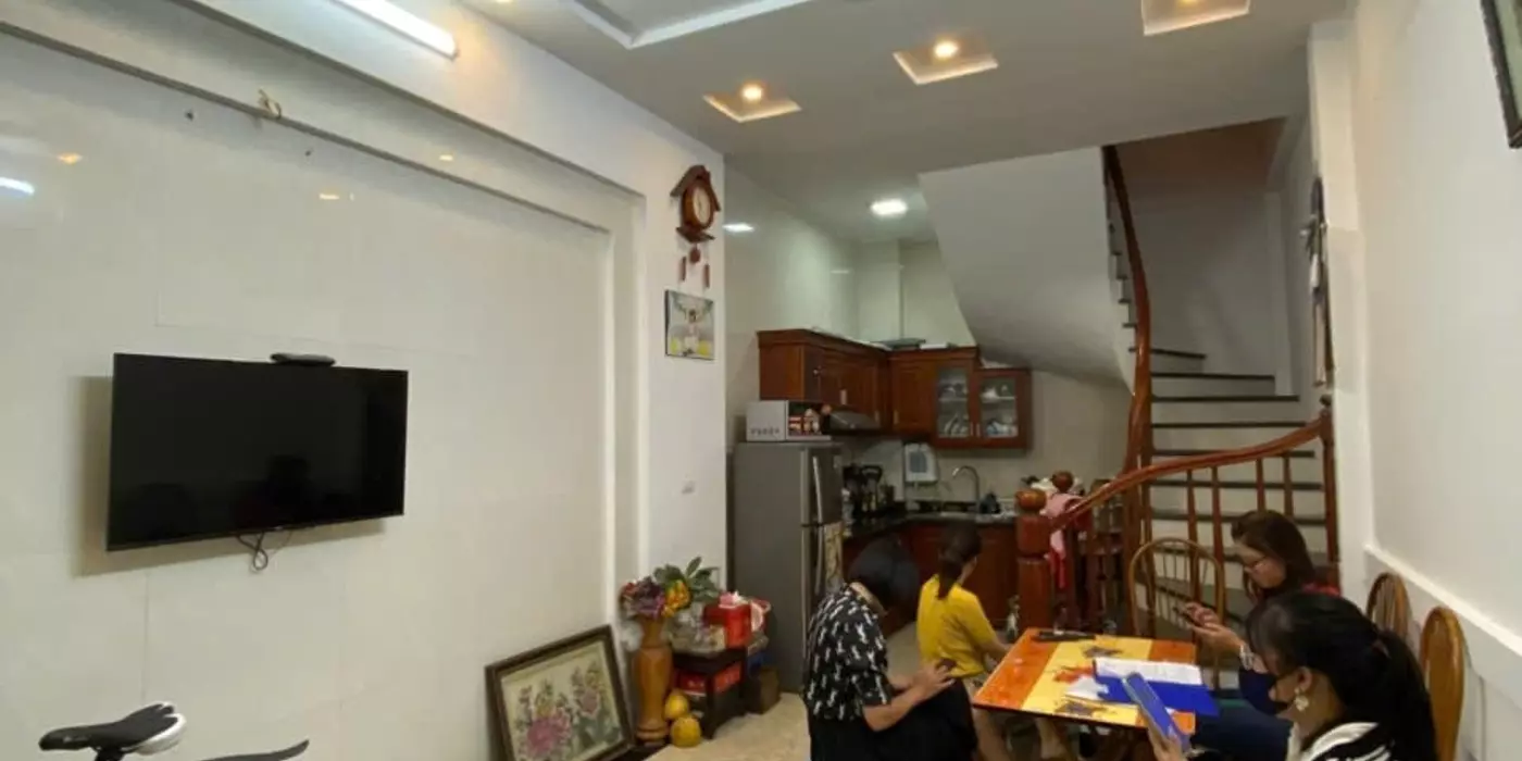NGÕ CHỢ KHÂM THIÊN, SÁT HỒ BA MẪU, 5 TẦNG DÂN XÂY CÒN RẤT ĐẸP