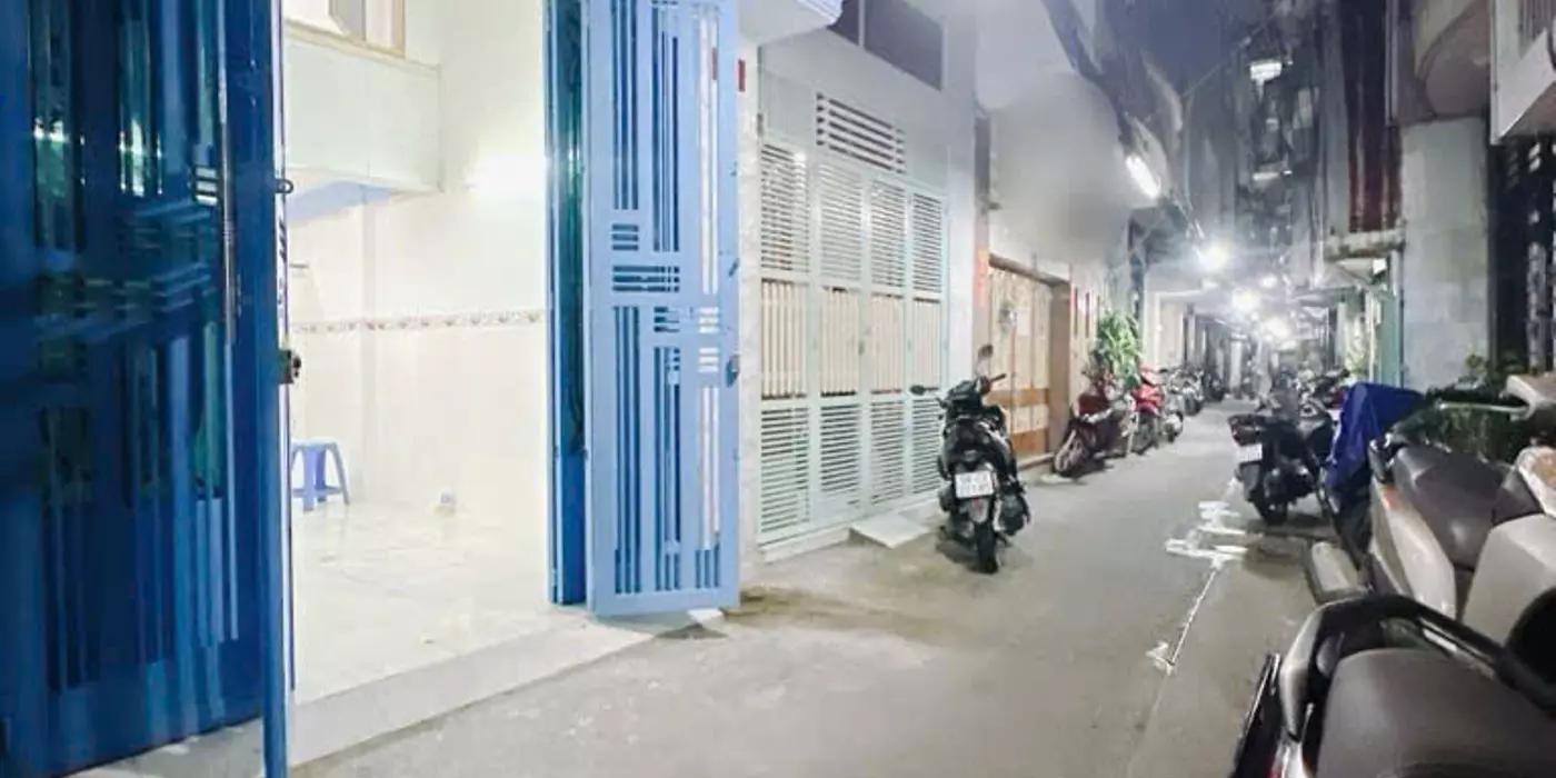 Sát mặt tiền Hoàng Diệu Q4
Ngang 3,5 Dài 7,89 m
Đúc 3 tấm 
4 tỷ