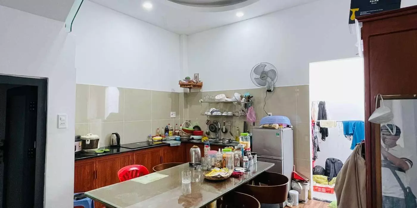 Nhà mặt tiền đường 882 phú hữu DT 64m, 3 tầng giá tốt
