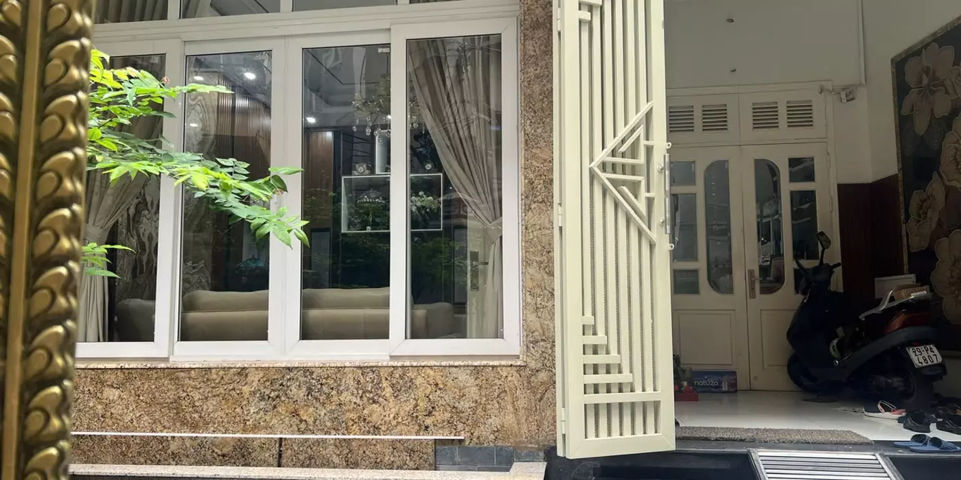 Bán nhà riêng tại ngõ 304 Lê Duẩn, 19,8 tỷ, 93m2, 5PN, 4WC, giá tốt, chính chủ