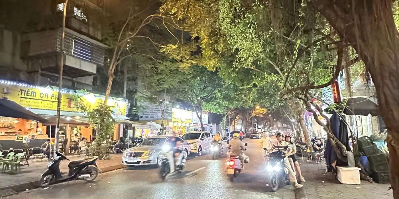 NHÀ ĐẸP - CẠNH PHỐ - NGÕ THÔNG ÔTÔ - 4 TẦNG, 25M2 - GẦN HỒ VÀ CHỢ - NHỈNH 8.3 TỶ