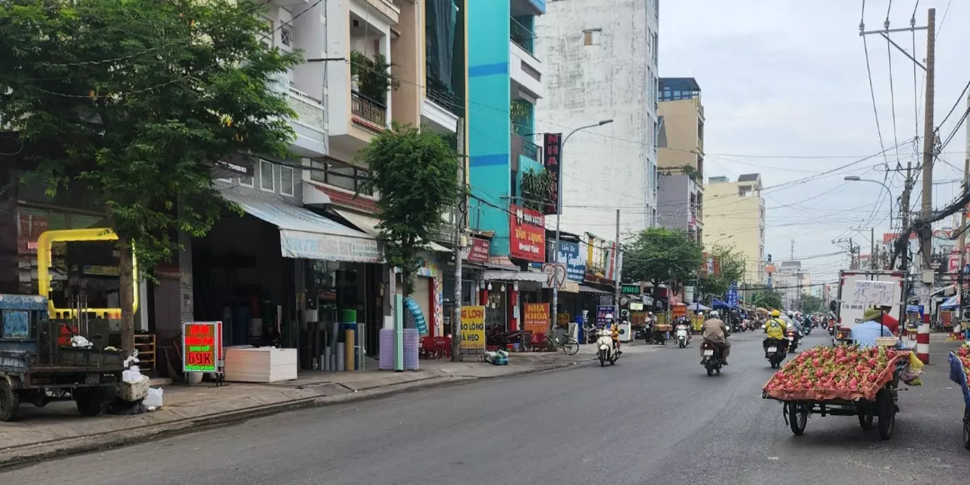 Nhà Mặt Tiền Giá Rẻ: Nhà mặt tiền Phạm Văn Bạch giá rẻ.