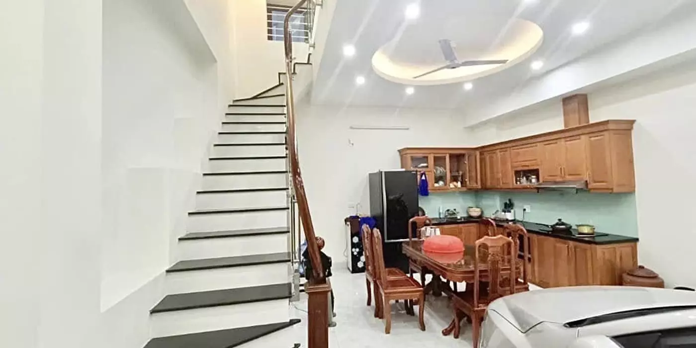 OAI NHẤT NGÕ! Nhà trên mặt ngõ phố Việt Hưng, cả dãy mỗi nhà mình mặt tiền 5m có gara ô tô, 52m2,