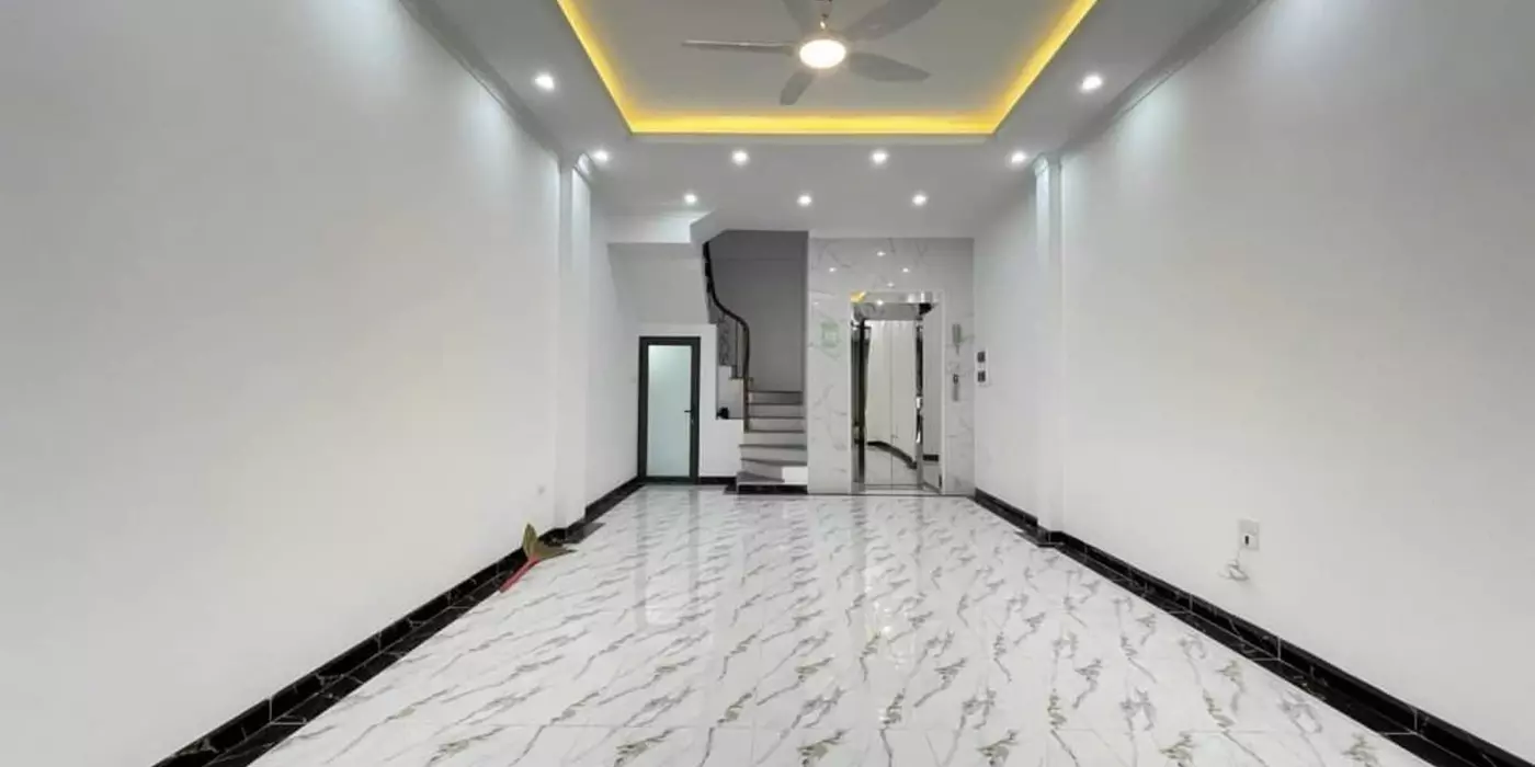 B.án nhà Lạc Long Quân -Tây Hồ, DT38m2, 6 tầng, MT4.5m, 4P ngủ, thang máy xịn sò, nhà mới koong