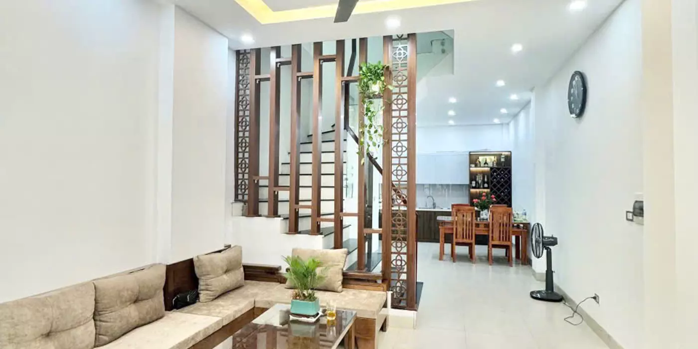 Kẹt tiền nên chính chủ bán nhà Nguyễn Văn Cừ, gần trường tiểu học Gia Thuỵ, ô tô qua, 47m2, 10.7 tỷ