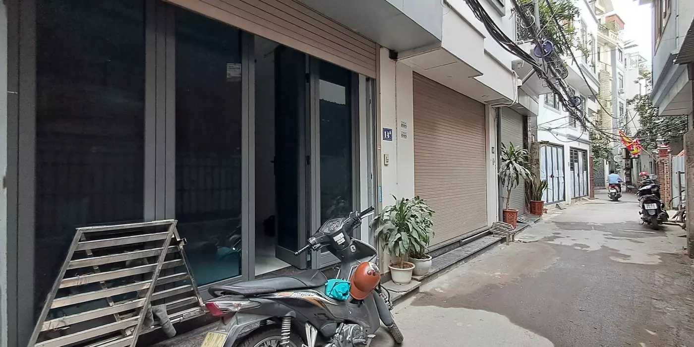 B.án nhà Lạc Long Quân, DT40m2, 5 tầng, 3P. ngủ, ngõ thông, ôtô qua nhà, 30m ôtô tránh đỗ (9.9x tỷ)