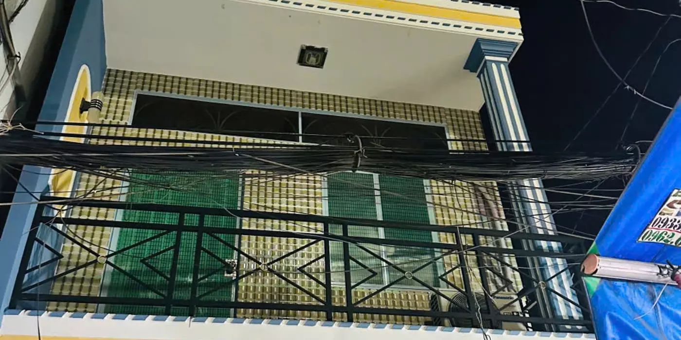 SÁT MẶT TIỀN Q4
NGANG 4 DÀI 11,59  ĐÚC BÊ TÔNG 2 TẤM 
CÓ 3 TỶ