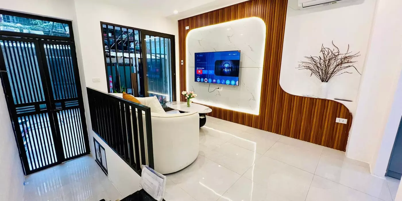 Chính chủ gửi bán nhà tập thể tầng 1 Nghĩa Tân, nhà đẹp, đủ nội thất, vỉa hè, kinh doanh, ô tô đỗ