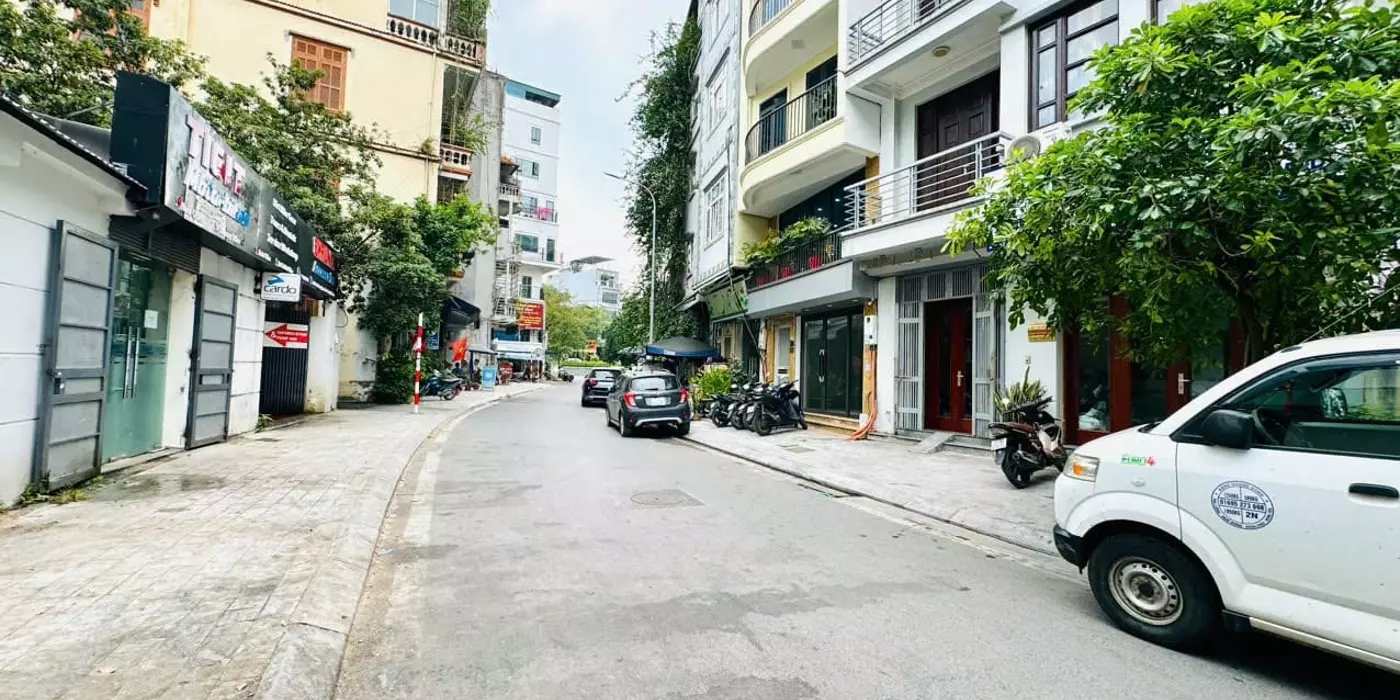 Bán nhà Lạc Long Quân, DT56m2, 4 tầng, 4P. ngủ, ôtô qua cổng nhà, cách 1 nhà ra ôtô tránh đỗ, vài