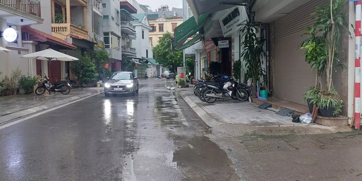 B.án đất Lạc Long Quân, DT70m2, MT4.15m, ngõ thông, ôtô qua nhà, 15m ôtô tránh đỗ (20.4x tỷ)