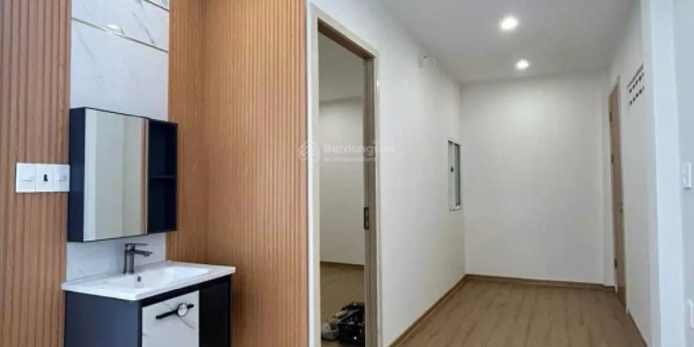 Bán căn nhà chính chủ tại TTTP, đường Định Cư. Nhà mới xây, nội thất đầy đủ, dọn vào ở liền. Giá
