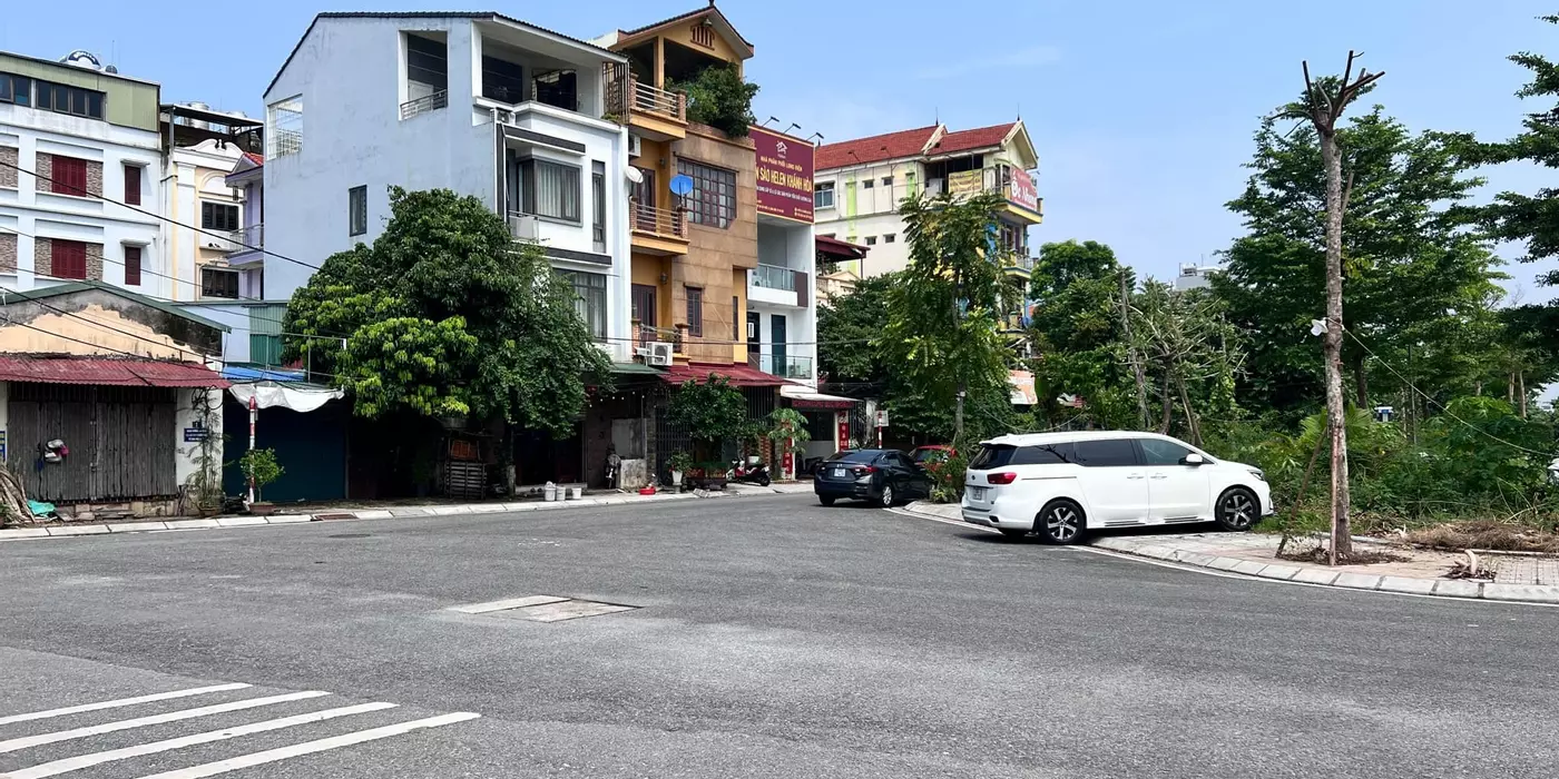biệt thự sân vườn Cổ Linh-Bát Khối, 324m x 3 tầng, mặt tiền 10m, sân vườn gara 4 ôtô, full thổ cư