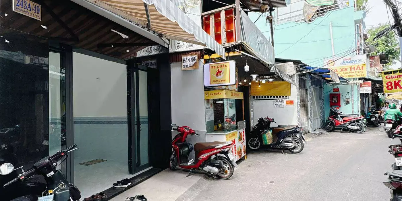 Sát mặt tiền đường Vĩnh Khánh Q 4 cách 0.5 giây Q1 
Đường trước nhà 4.5 m
DIỆN TÍCH 150 M2 
NHÀ