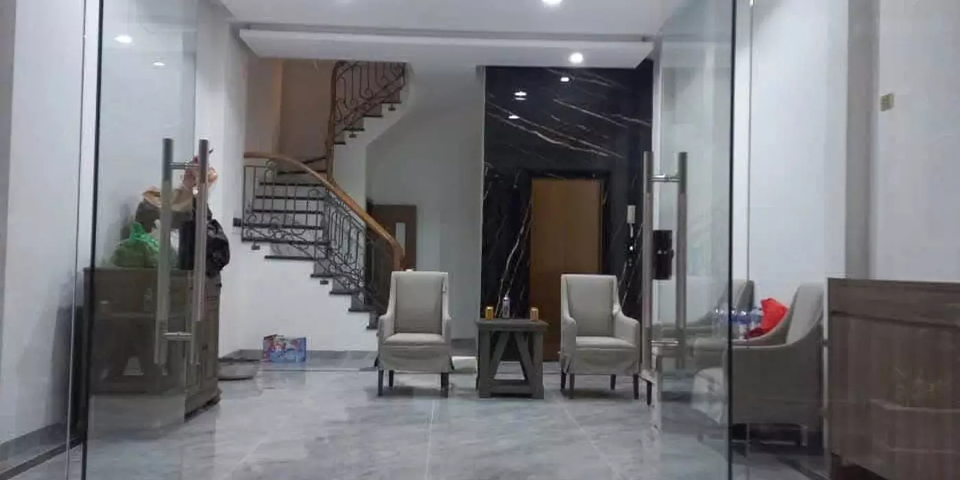 Bán nhà ngõ Kim mã, diện tích 63m2 xây 7 tầng thang máy, nội thất hiện đại, sân thượng view công