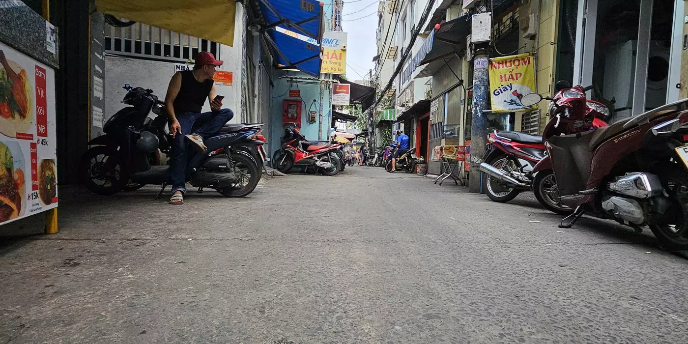 SÁT MẶT TIỀN TRUNG TÂM Q4 
NGANG 5.2 DÀI 8.1 ĐÚC 4,5 TẤM 
CÓ 6 TỶ