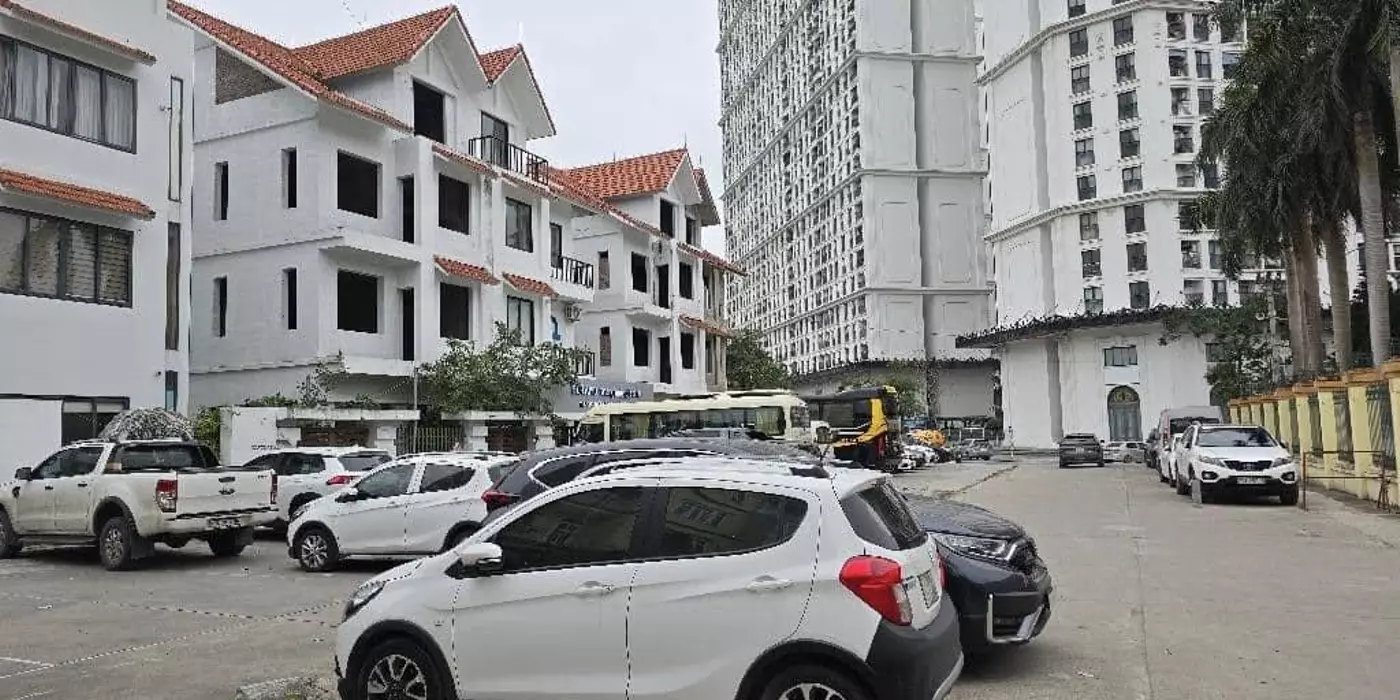 BIỆT THỰ HOÀNG TRỌNG MẬU - PHÂN LÔ - 3 XE CÔNG TRÁNH NHAU - HIẾM NHÀ BÁN 
DT: 200 m2 chỉ hơn