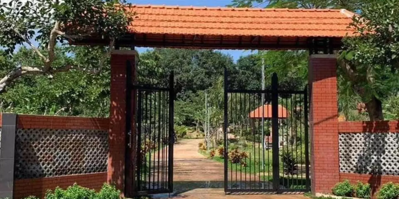 Cần tiền cho con đi XKLD bán nhà vườn 2300m2, 300 tr, có nhà cấp 4 và vườn cây trái.