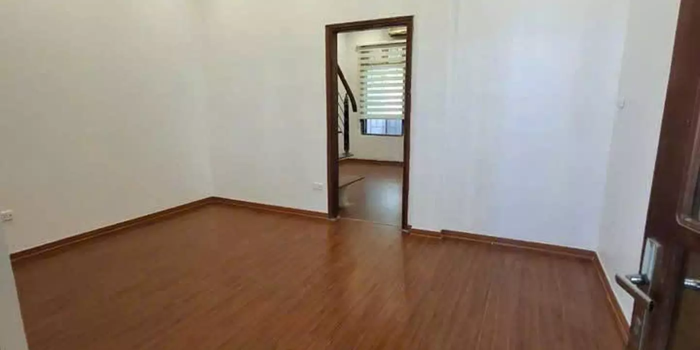 BÁN NHÀ TẬP THỂ QUÂN SỰ HOÀNG QUỐC VIỆT .DT ;34/80m- tầng 5 - GIÁ 3,1 TỶ.3 PHÒNG NGỦ CẦU THANG RỘNG