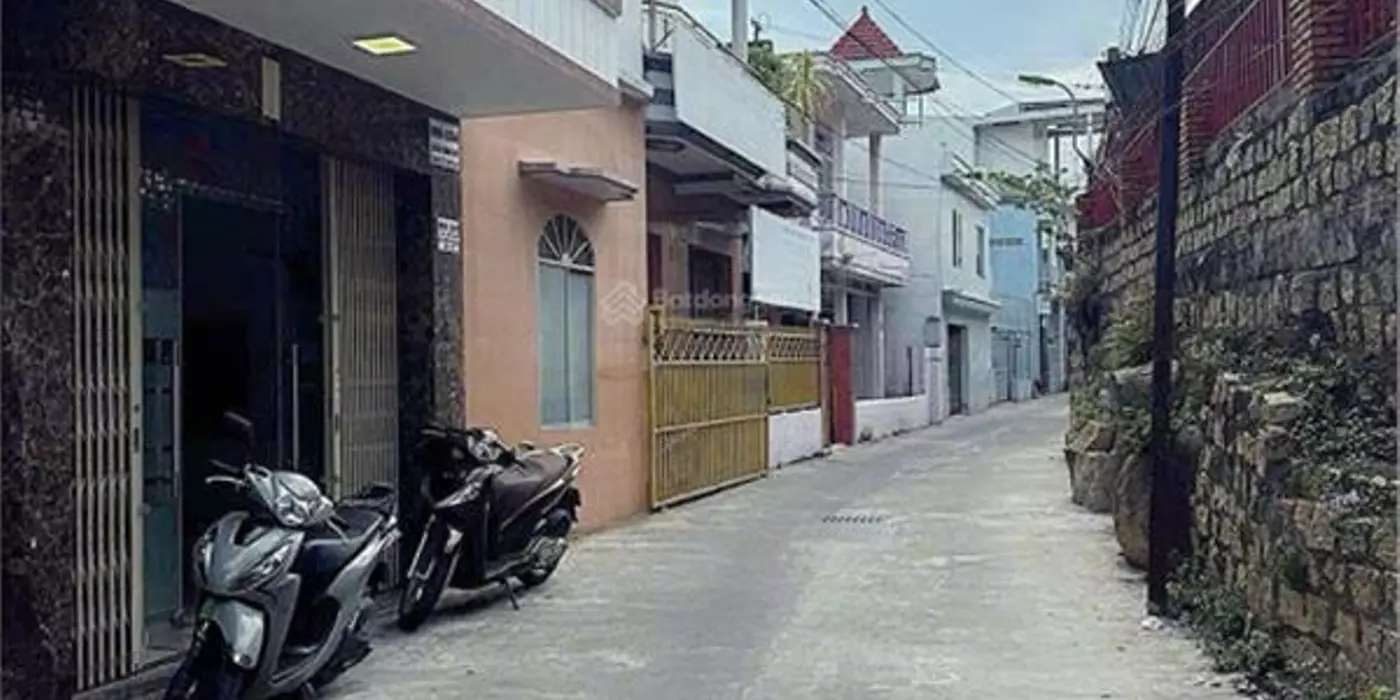 HIẾM! Bán Nhà Phố Nha Trang, Ô Tô Đỗ Cửa, Giá Chỉ 2 Tỷ 850 Triệu - Gần Tháp Bà Ponagar
