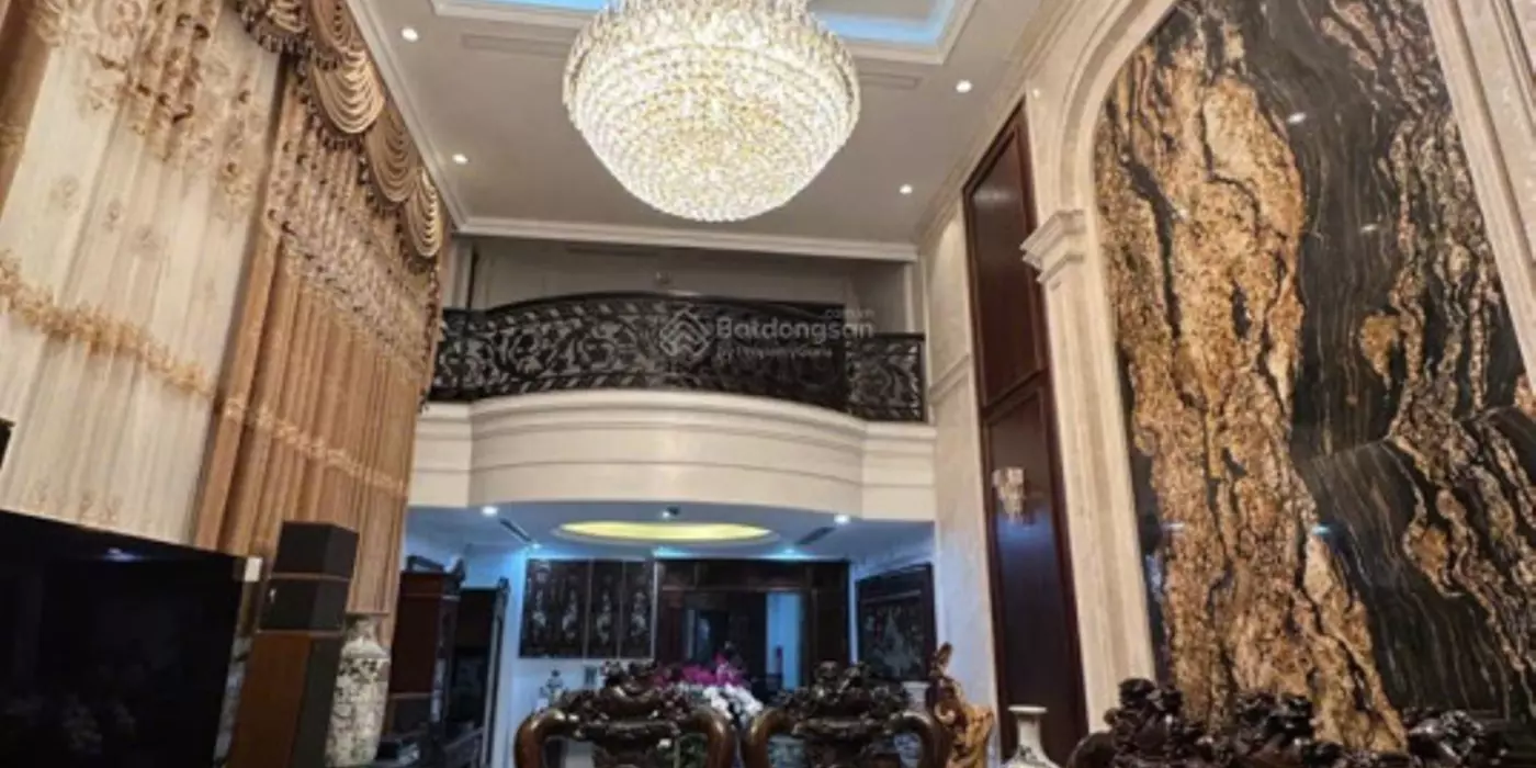 Bán nhà phố đường Nguyễn Văn Huyên 168m2 65 tỷ