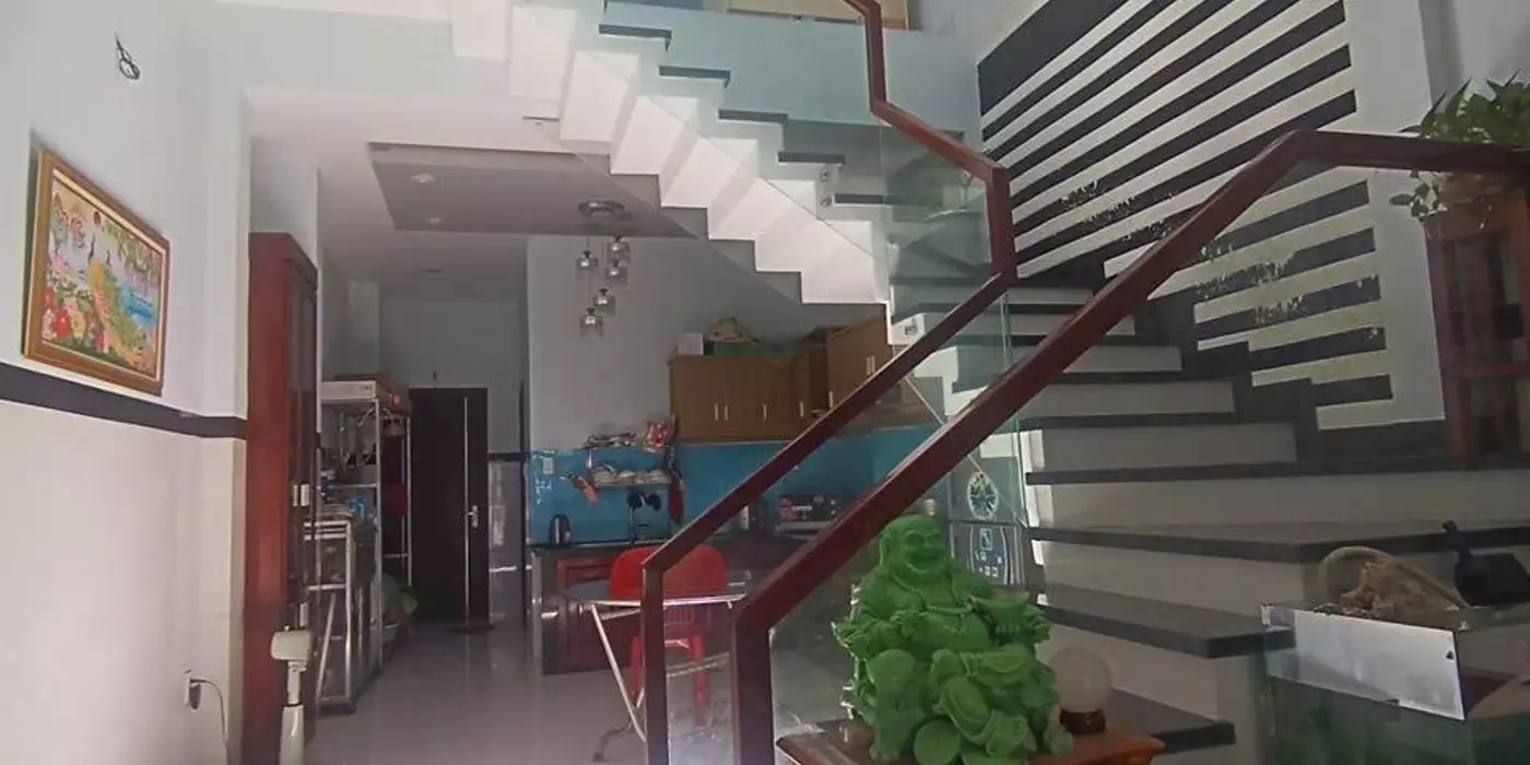 Nhà đẹp đón Tết sát khu phố Tây , cách biển Mỹ Khê 30m. 3 tầng 3 mê lệch