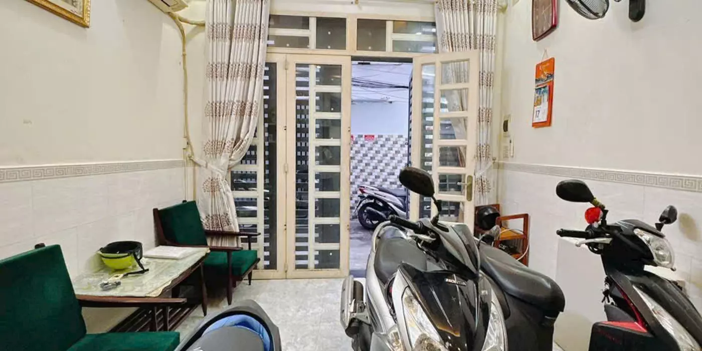 NHÀ MỚI SÁT MẶT TIỀN ĐƯỜNG KHÁNH HỘI Q4
NGANG 3.4 X 12.5  ĐÚC 4 TẤM CHỈ 5 TỶ