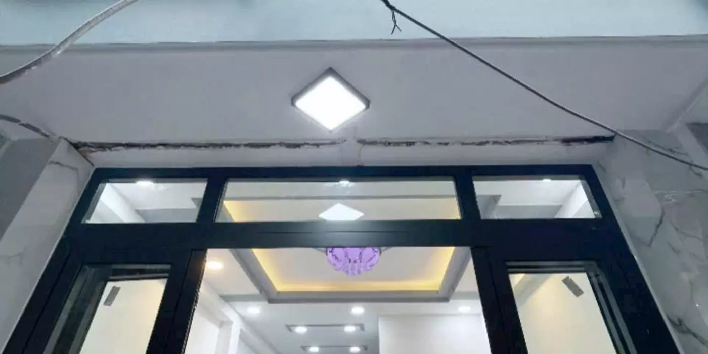 Sát mặt tiền đường xe hơi 
Có 10 m 
Đường trước nhà 3 m 
DIỆN TÍCH SỬ DỤNG 65M2 
3 TẤM HƠN 2 TỶ