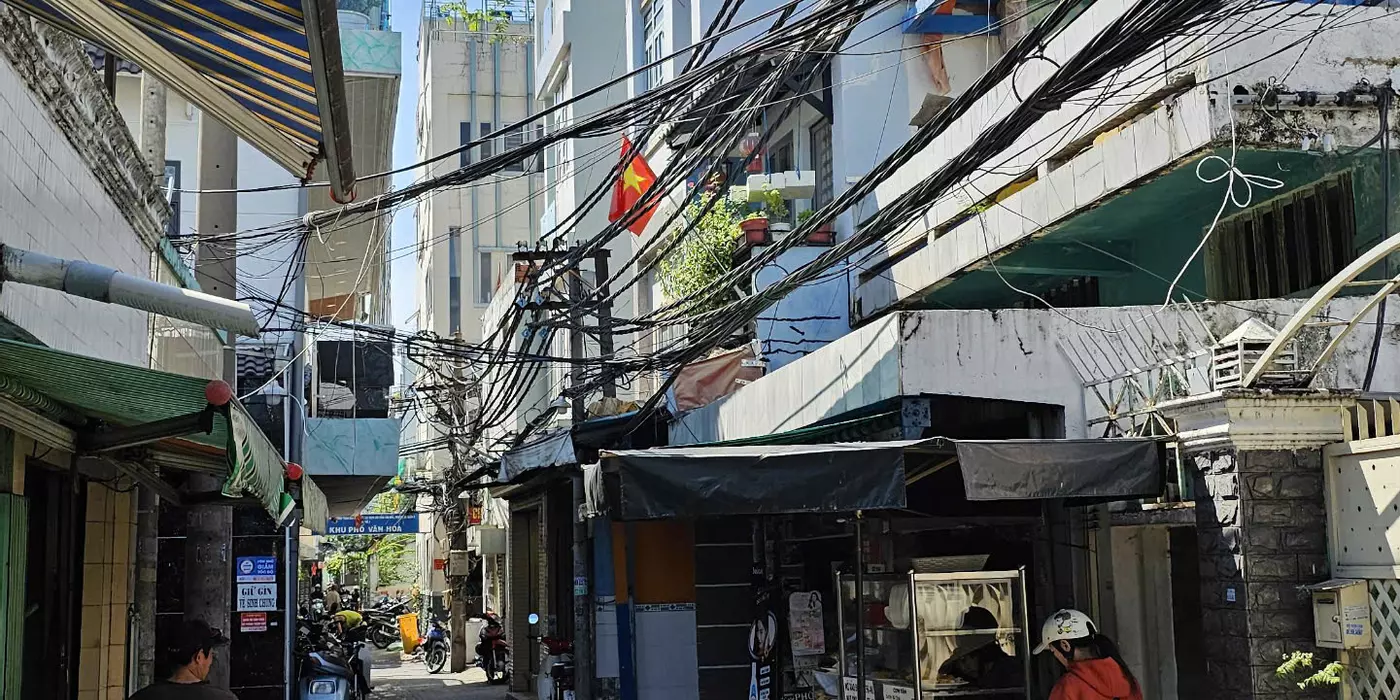 Sát mặt tiền 
Nguyễn Tất Thành Q4 
Đường trước Nhà 3,5 m 
Ngang 3,4 Dài 7.8
Đúc xây mới 5 tấm