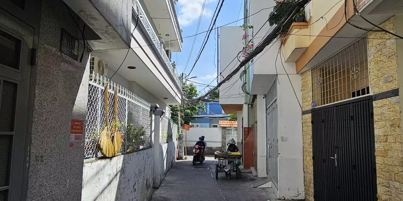 SÁT MẶT TIỀN 
NGANG 4 NỞ HẬU 7 DÀI 10,5 M 
ĐÚC 3 TẤM CÓ 4 TỸ Q4