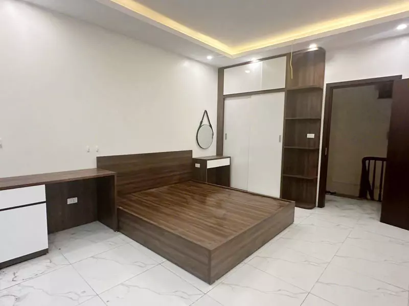 Cần bán 32,9m2 nhà 5 tầng tại ngõ 82 Việt Hưng. Ngay cạnh chợ Kim Quan và trường học các cấp