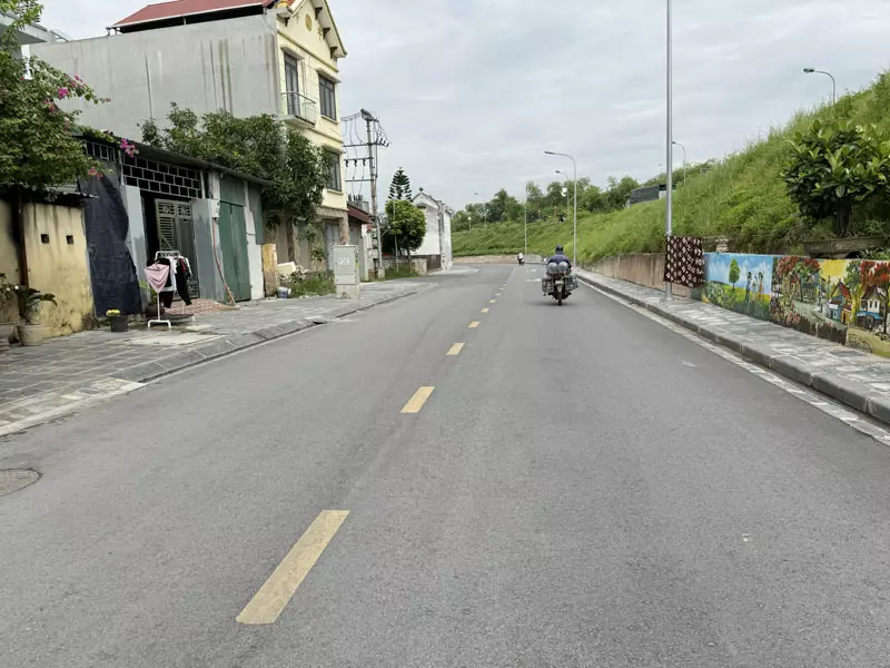 Cần bán 214,7m2 đất mặt đường đê Vàng, Phúc Lợi. Vị trí đẹp làm văn phòng công ty.