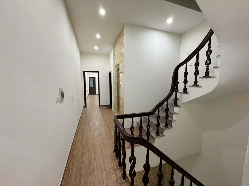 Chính chủ cần bán 80m2 nhà 5 tầng, thang máy tại ngõ 163 Nguyễn Văn Cừ. Đường 4m thông ô tô