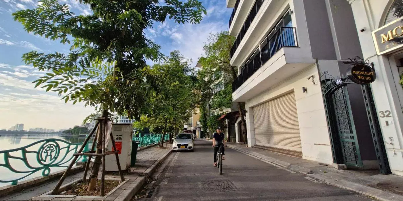 Bán tòa 10 tầng mặt phố Yên Hoa 256m2 kinh doanh 600 triệu/tháng view Hồ Tây