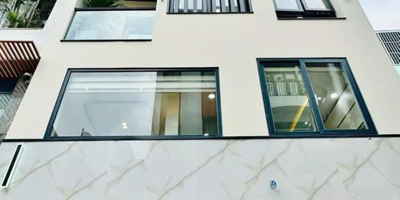 NHÀ ĐẸP CÓ THANG MÁY HẺM 5M HƯỚNG ĐÔNG BẮC, LH 03332 9 5552 THÚY XEM NHÀ 30P