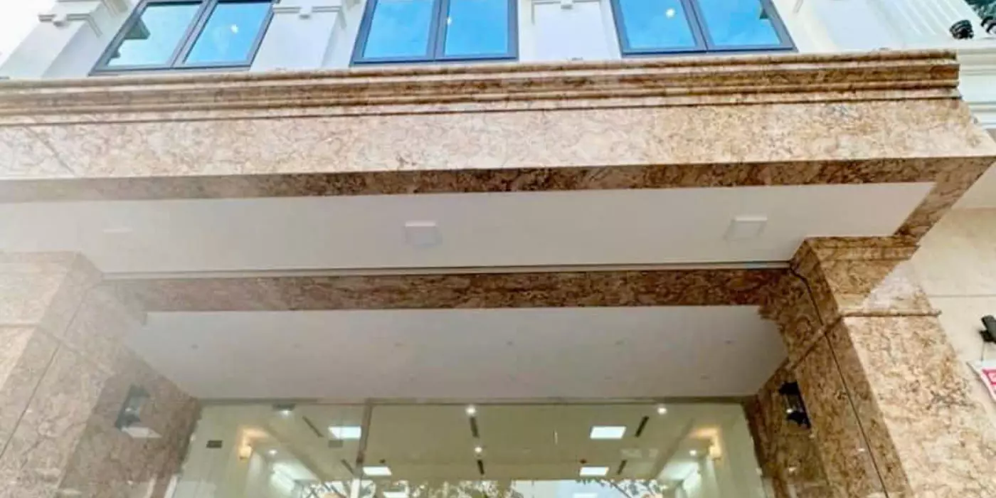 Mặt phố Lạc Long Quân 120m2, 8 tầng có hầm, MT9.4m vỉa hè 6m kinh doanh QH ổn định