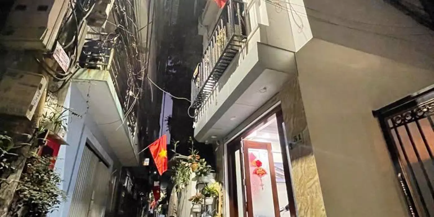 LÔ GÓC- 3 THOANG- GẦN Ô TÔ- NGÕ THÔNG+ Ngõ trước nhà ba gác tránh, gần ô tô, gần phố.