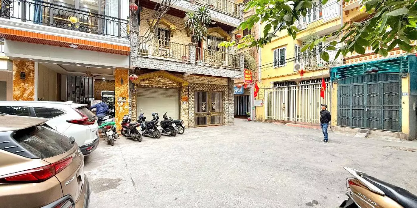 Nhà cực đẹp phố Lạc Long Quân 43m2, 6T thang máy 2 thoáng view sân rộng 100m2 gần Hồ
