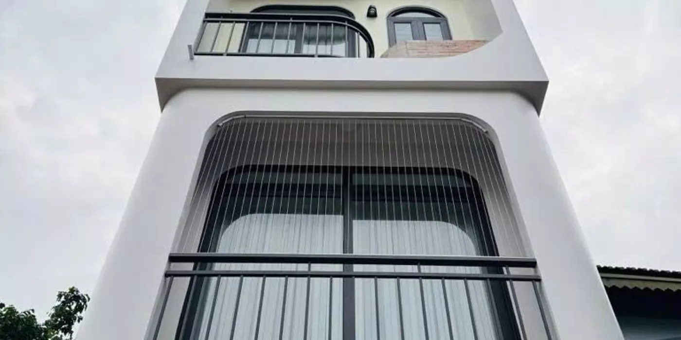Ô TÔ ĐỖ CỬA - GẦN PHỐ - NHÀ ĐẸP - ĐỦ CÔNG NĂNG - CHÍNH CHỦ