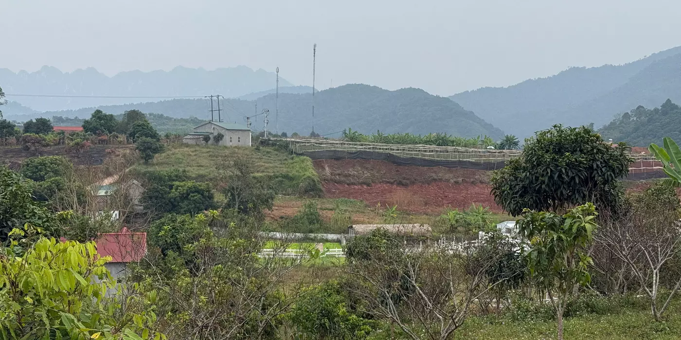 Chính chủ cần sang nhượng 715m2 đất trung tâm thị xã Mộc Châu, đất bằng phẳng, nở hậu rất đẹp.