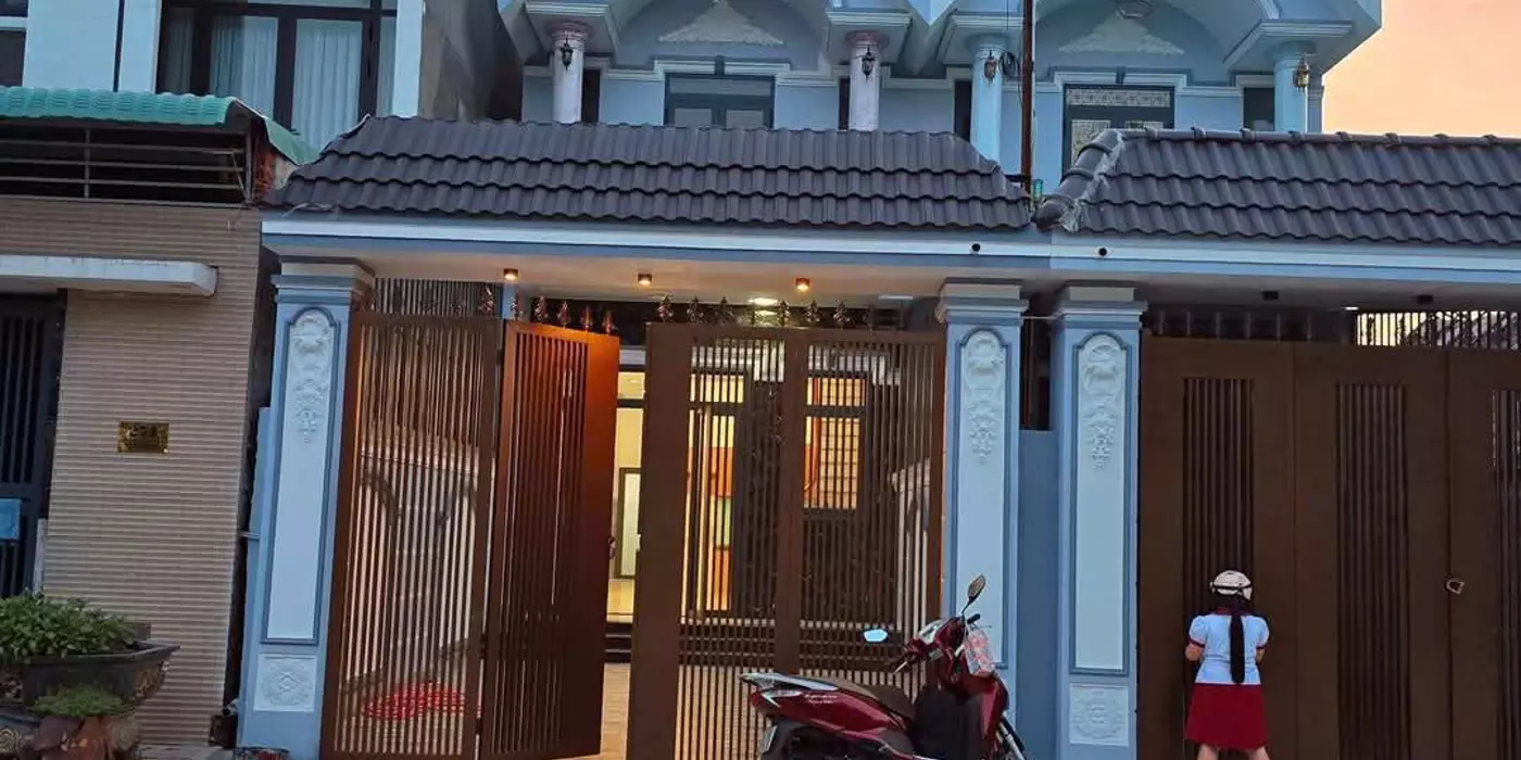 Nhà mới 100% 1 trệt 1 lầu , mái thái,  mặt tiền dx 065 phường Định Hòa tp. Thủ Dầu Một, Bình Dương.