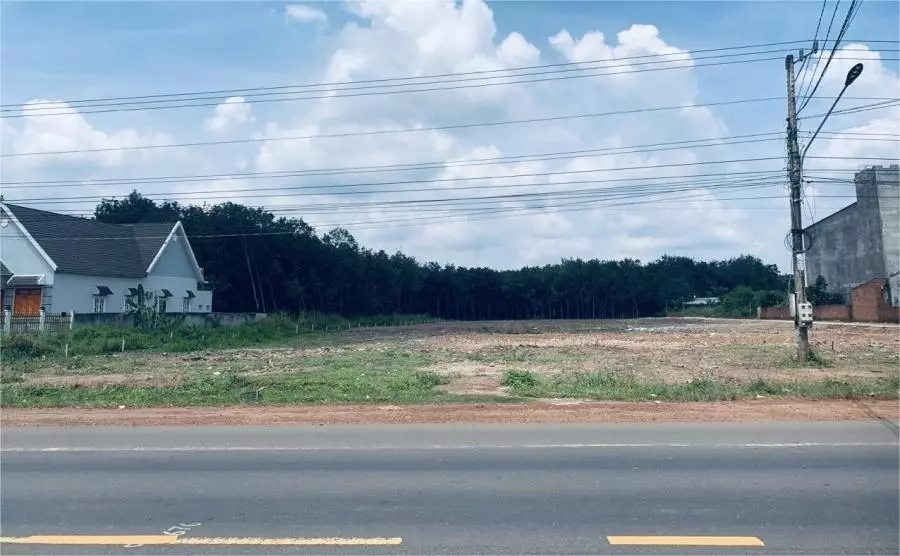 Bán lô sát ngay MT nhựa 14m, giá 480tr 250m2 sổ hồng riêng,gần trường chợ Bình Phước
