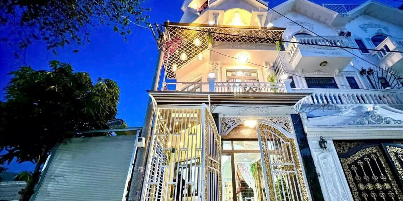 Nhà đẹp cạnh Phú Mỹ Hưng, 4 tầng, đường 7m, chỉ 6.5 tỷ