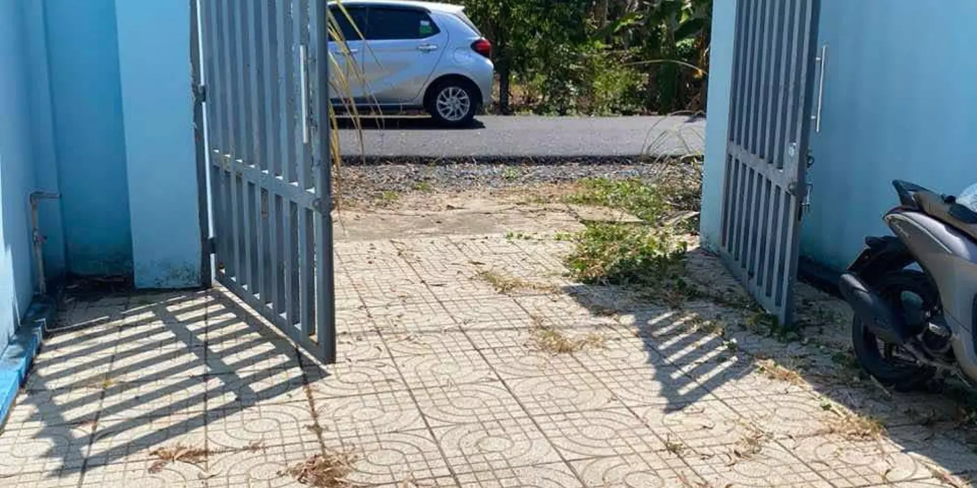 CHỦ NGỘP CẦN BÁN ĐẤT CÓ NHÀ CẤP 4 DT 5X30 FULL THỔ CƯ GIÁ 1TỶ600 ĐƯỜNG NHỰA