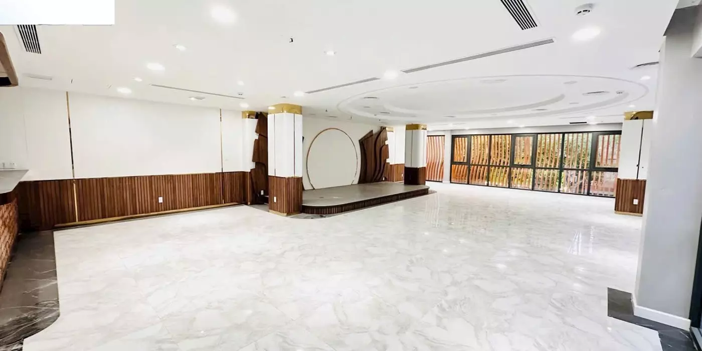Cho Thuê Nhà Mặt Tiền 100 Nguyễn Du, Phường Bến Nghé, Quận 1, TPHCM.