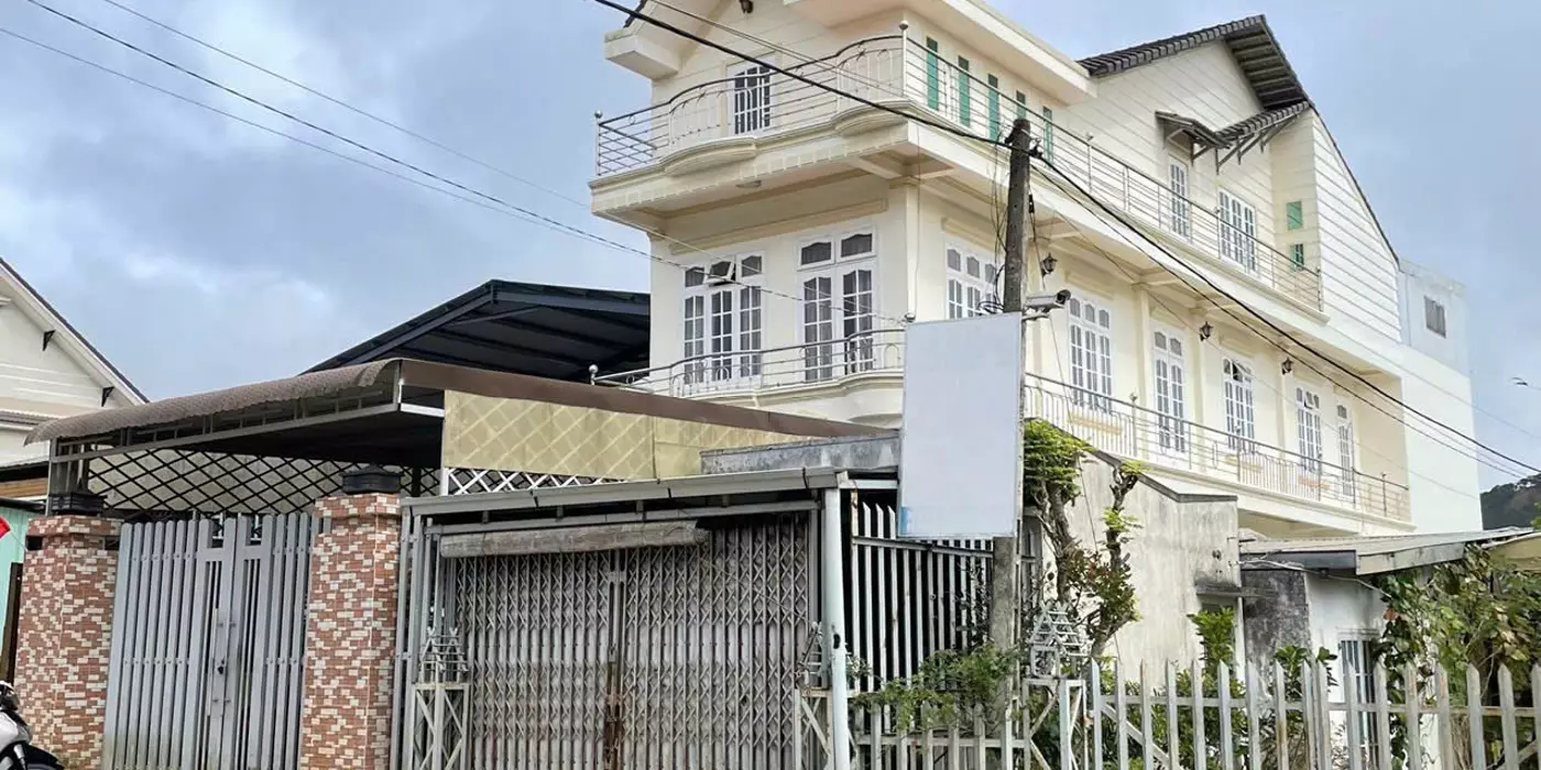 CHO THUÊ NHÀ NGUYÊN CĂN 8 PHÒNG NGỦ 13TR/THÁNG  MẶT TIỀN ĐƯỜNG HỒ THAN THỞ ĐÀ LẠT