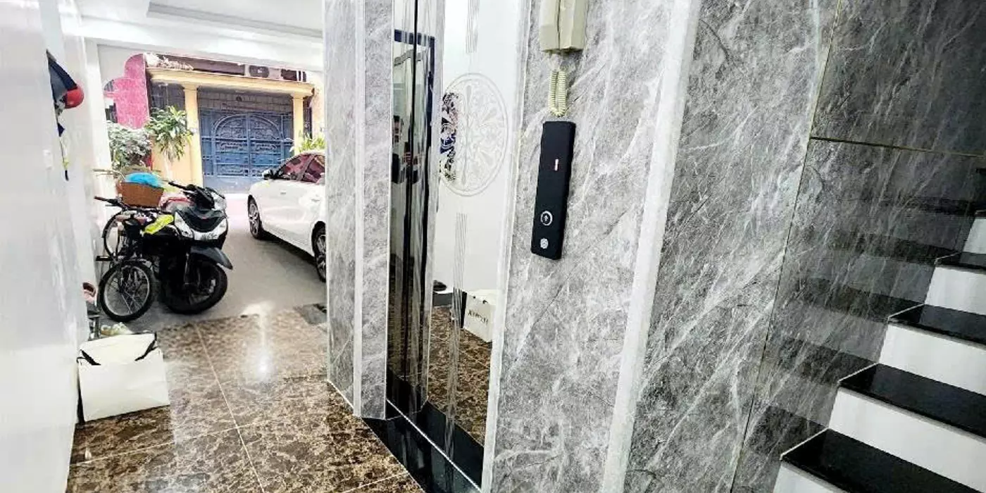 Bán nhà phân lô yên lạc 5 tầng thang máy long lanh ô tô dừng đỗ vào nhà hai bà trưng