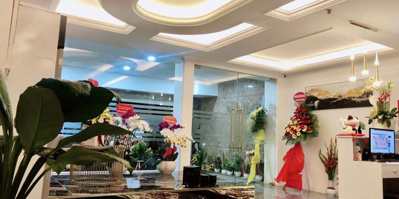 BÁN GẤP KHÁCH SẠN GẦN SÂN BAY - QUẬN TÂN BÌNH - ĐANG KINH DOANH TỐT