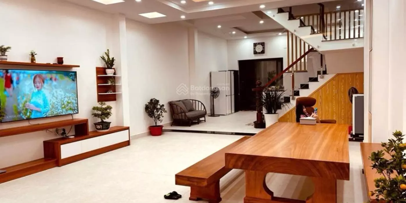 Mặt tiền 120m2 4 tầng BTCT kiên cố, ngang khủng 6mx20m đường rộng 10m chỉ nhỉnh 10 tỷ